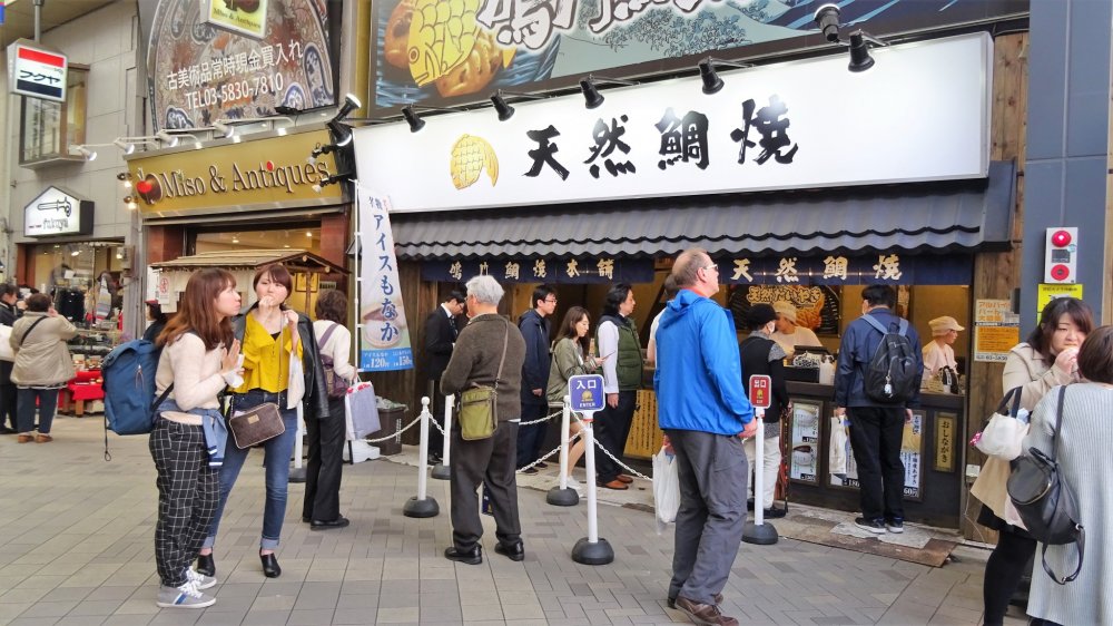 ร้านนะรุโตะ ไทยะกิ ฮอนโปะ บนถนนช้อปปิ้ง 'ชิน-นะคะมิ' (Shin-Nakami) ในอะสะกุสะ (Asakusa) 