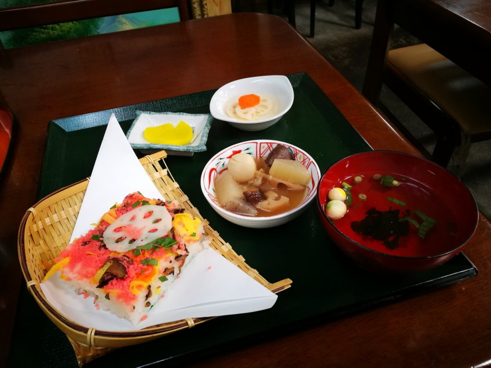 เซตอาหารกลางวัน ราคา 900 เยน