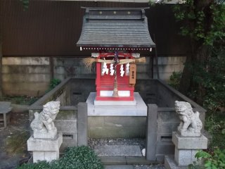 The side shrine across the bridge