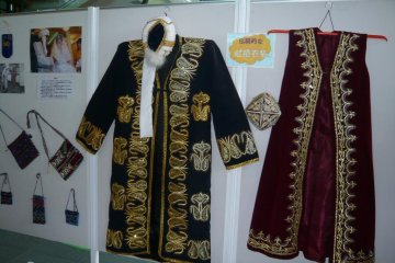 Uzbeki wedding ceremonial attire