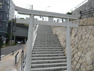 Cánh cổng torii and bậc thang trên đồi dẫn đến đền