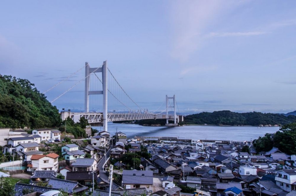 Vue du grand pont de Seto depuis Kaze no Michi (la route du vent) dans le petit village de Shimotsui