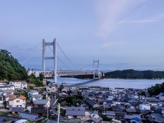Vue du grand pont de Seto depuis Kaze no Michi (la route du vent) dans le petit village de Shimotsui