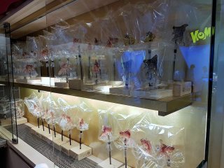 คุณสามารถหาซื้ออะเมะไซกุได้ที่ร้านอะเมะชิน (Ameshin) บนชั้นสี่ TOKYO SKYTREE TOWN Solamachi