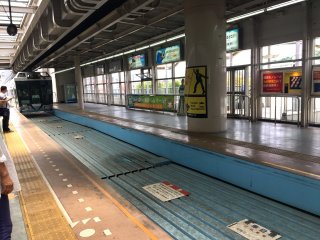 Monorail approaching Ofuna Station