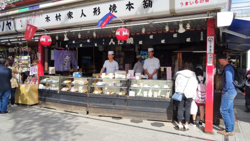 ร้านขนมบนถนนช้อปปิ้ง 'นะคะมิเสะ' (Nakamise) 