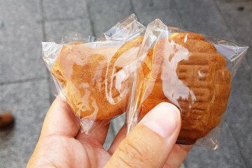 ขนมนินเกียว-ยะกิ (Ningyo-yaki) ขนมที่ทำจากแป้งเค้ก ไข่ และน้ำตาล หยอดลงในพิมพ์เป็นลูกเล็กๆ สอดไส้ต่างๆ 