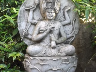 Một vị thần của Phật giáo trông dữ tợn