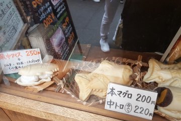  ขนมมะกุโระยะกิ (Maguroyaki) ซึ่งเป็นขนมรูปปลาคล้ายกับขนมไทยะกิ (taiyaki)