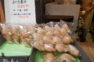  แต่เนื้อแป้งขนมมะกุโระยะกิ จะกรอบกว่าขนมไทยะกิ 