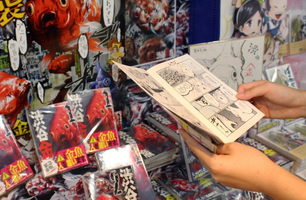 Read a manga about a rabbit in front of a display about murderous fish 