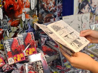 Read a manga about a rabbit in front of a display about murderous fish 
