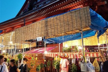 โฮะซุกิ อิชิ (Hozuki Ichi) หรือ งานเทศกาลดอกโคมจีน แห่งวัดเซ็นโซะจิ จัดให้มีขึ้นในต้นฤดูร้อน ในวันที่ 9 และ 10 กรกฏาคม ของทุกปี