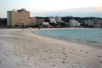 해변가에 많은 호텔과 료칸들이 줄지어 있다.