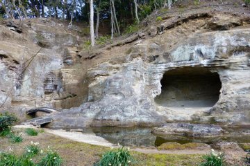 This cave (Tennyo-do), dug into the rock, was designed for the purpose of Za-zen practice