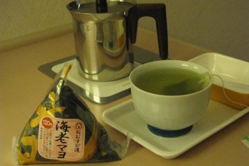 В номере всегда есть чайник и зелёный чай 