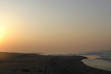 Восход солнца на океане в конце апреля