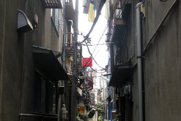 Узкая улочка района Цукисима