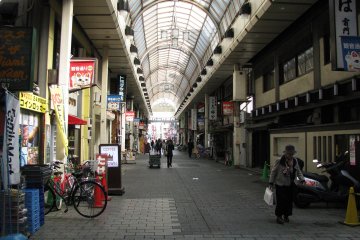 Торговая улица в Асакусе ранним утром