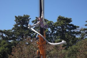 An aerialist in the park