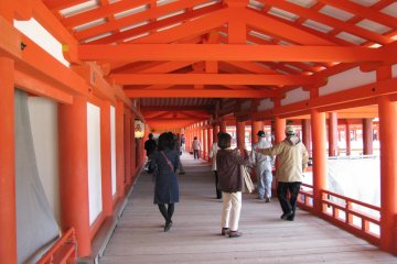 Одна из открытых галерей храма Ицукусима