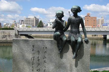 Скульптура "Дети с голубем мира"