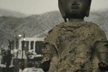 Покалеченные скульптуры храма