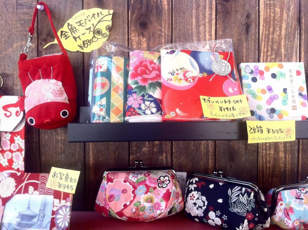 Handbags and accessories from 500 yen at one of the many handicraft stores on Sannenzaka Kyoto