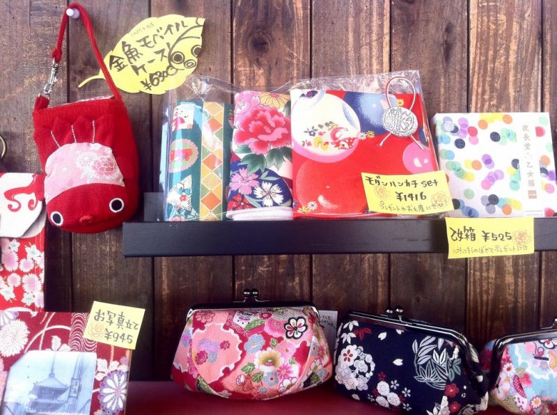<p>กระเป๋าถือและของสวยงามอื่นๆ ราคาเริ่มที่ 500 เยน ที่ร้านค้างานฝีมือมากมายใน Sannenzaka เกียวโต</p>