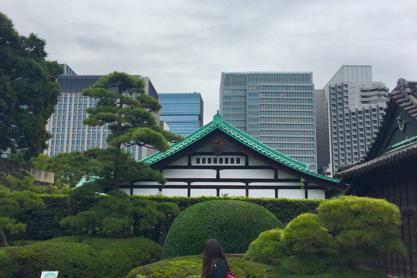Императорские дворец, контраст современной и традиционной Японии