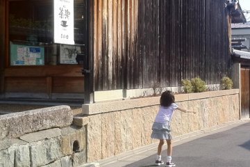 A little girl skips on the street oblivious to the crowds at Sannenzaka and Ninenzaka Kyoto
