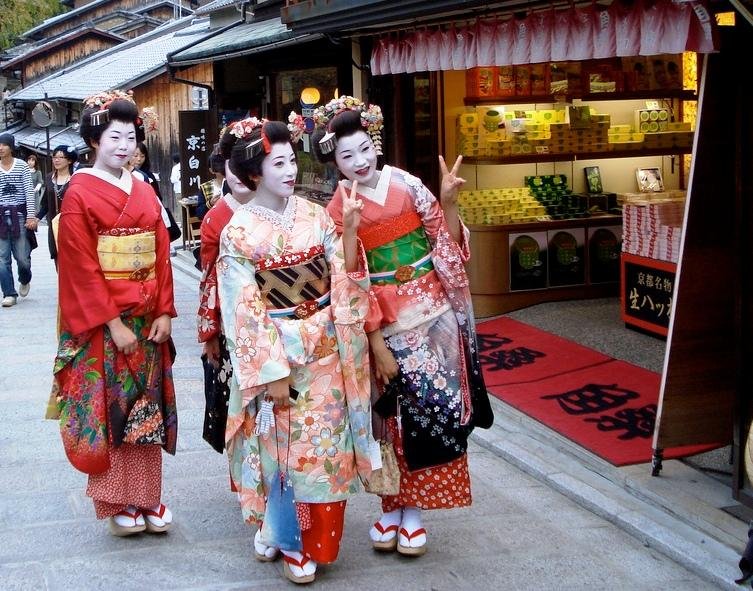 Dress up as a Geiko for a day at Nene Street between Sannenzaka and Gion Shirakawa