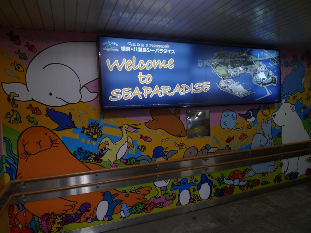 Biển chào mừng khi bạn đi xuống ga Hakkeijima