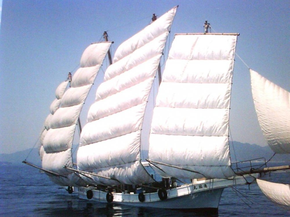 เรือคุมาโมโต้ อูทาเสะอันเก่าแก่แล่นเต็มฝีใบออกจากหมู่เกาะอามากุสะ