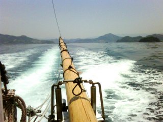 เสียงโห่เชียร์เมื่อเรือประมงคุมาโมโต้ อูทาเสะออกจากท่า