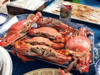 Delicious seafood and chicken platters, full of sashimi and huge whole cooked crab await you for lunch on board the boat, sink it with some non-alcoholic beer, Kirin beer or sake