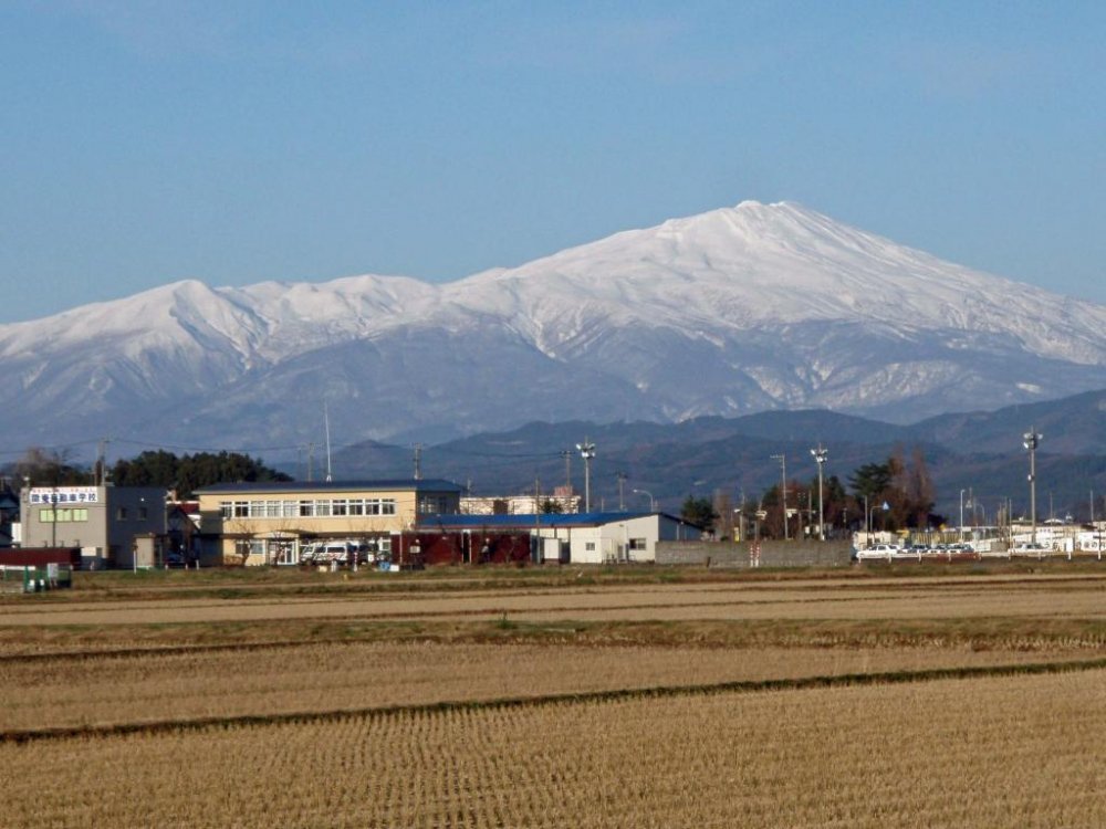 By November, the mountains are covered with snow, reminding people that it's only a matter of time before winter properly arrives! This is Mount Chokai, Yamagata's highest mountain.