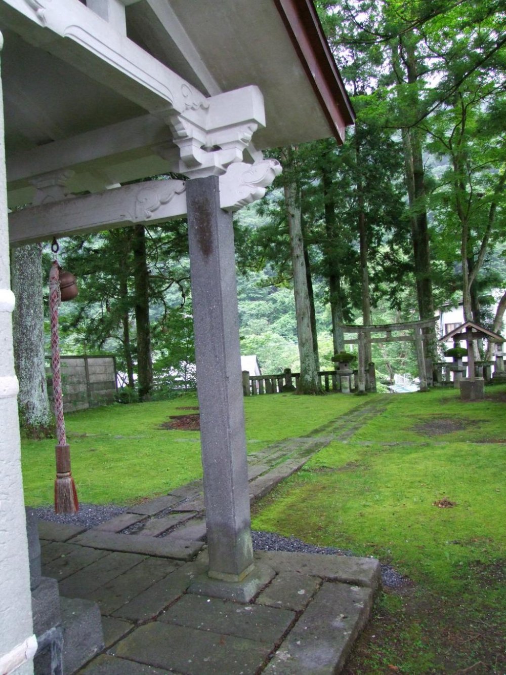 神社の建物はシンプル　地面の苔が映える