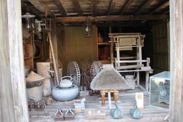 Authentic tools of the era are displayed in the Takakura.