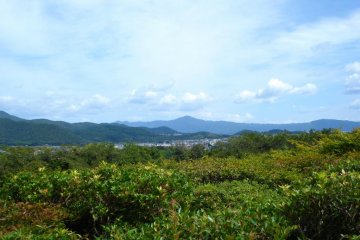 วิวพาโนราม่าของภูเขาอันงดงามที่มองจากโอะโคะจิ ซานโซะ วิลล่าของนักแสดงซามูไรในอะระชิยะมะ เกียวโต
