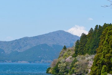 <p>ทะเลสาบอะชิโนะ-โกะ และยอดของของภูเขาฟูจิ</p>