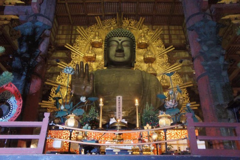 奈良東大寺大佛，在夜間顯得十分平靜祥和