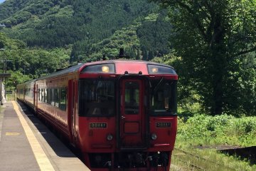 This is a Kyudai express. Like most trains, it blows right through Yunohira station.