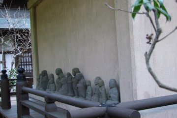 <p>Flat statues lining one side of the temple</p>
