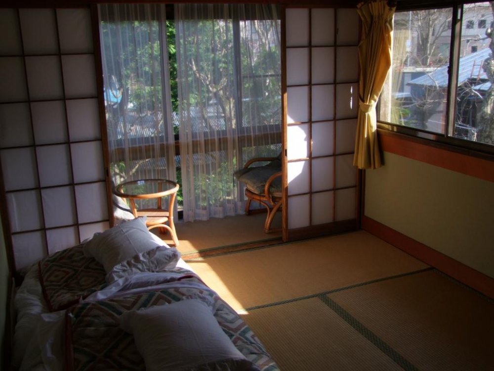 Phòng tatami nhỏ nhưng sạch sẽ và thoải mái