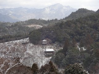 Di seberang lembah adalah Kuil Nyoirin-ji