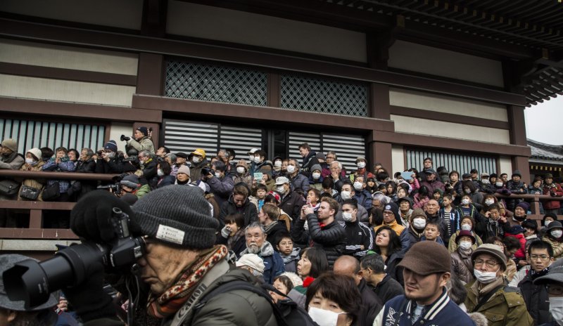 Японцы и иностранцы вперемешку двигаются к Комёдэн храма Нисиараи Дайси, месту проведения церемонии Дарума Куё.