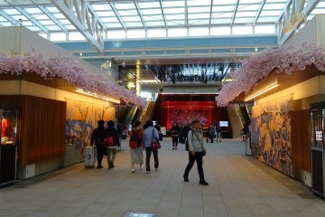  'เอโดะ-โคะจิ' (Edo-Koji) แหล่งช้อปปิ้งและศูนย์รวมร้านอาหาร บนชั้นสี่ของอาคารระหว่างประเทศ