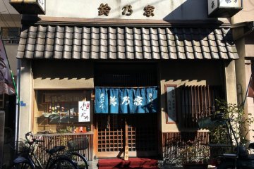 A charming Showa-style shop that serves tempura