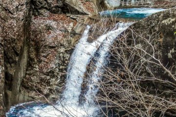 При ближайшем рассмотрении, многие водопады напоминают воду, выливаемую из кувшина